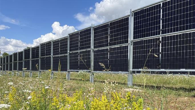 Vertikale Montage bifazialer Solarmodule